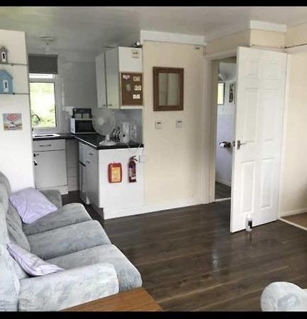 2 Bedroom Chalet Near The Beach Brading ภายนอก รูปภาพ